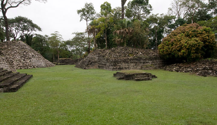 Lubaantun_8337.jpg - The ruins of Lubaantun. These ruins are fairly recent, dating from about 736 AD. Most of this site has been left as found with little  major reconstructionas seen in many other places  This site contained 3   ball courts.  <-- Click to see explanation.